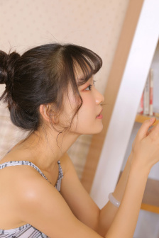 两女一杯